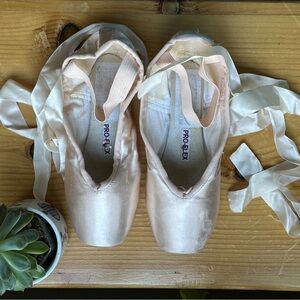 Grishko ballet pointe shoes, size 5 XXXX H, with ribbons and elastics